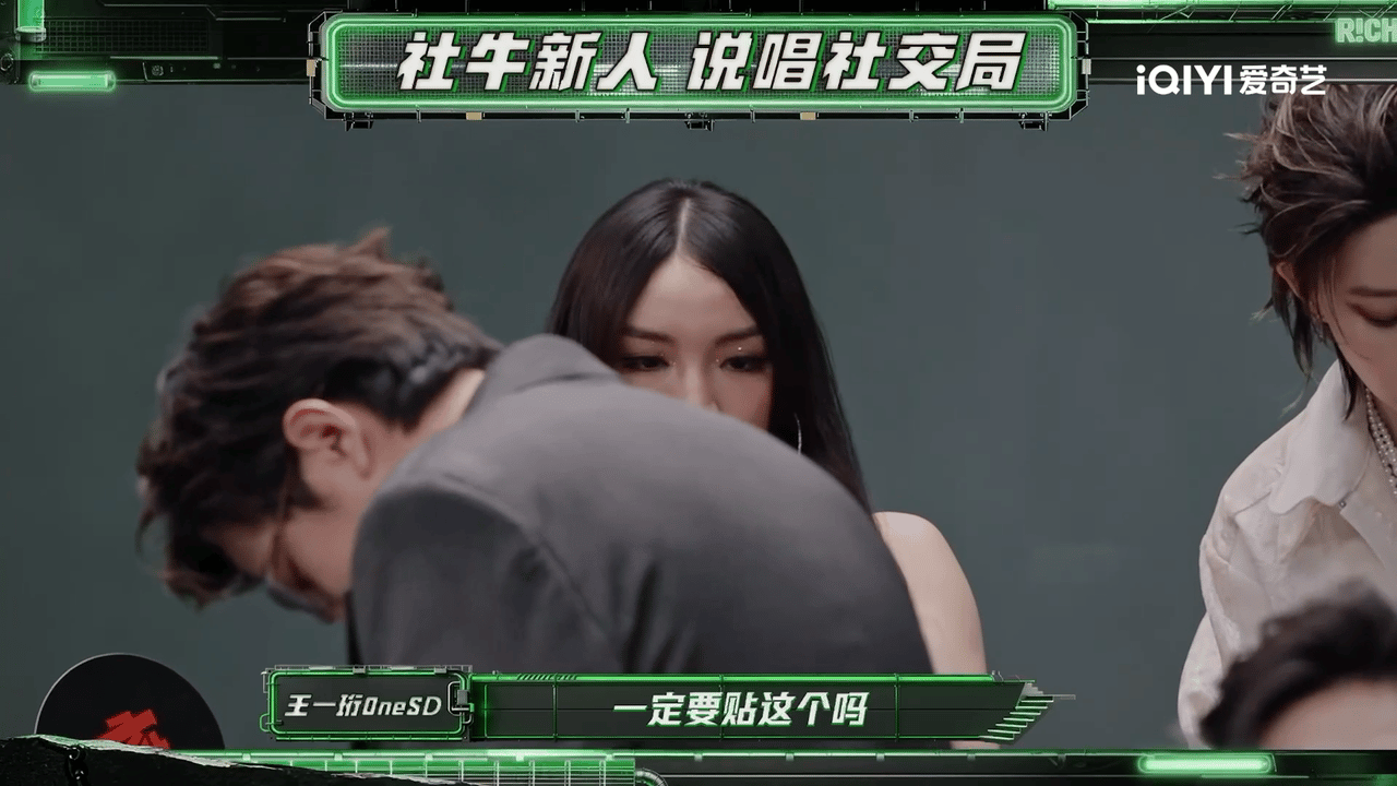 王一珩半永久式打招呼 别的哈人还在酝酿怎么开口，王一珩已经和功夫胖聊完一季水稻收