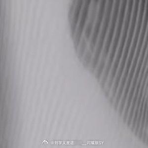 晚安心语 夜色缝补白日的裂缝，枕头蓄满云的轻盈。睡吧，让呼吸沉入星河——明天醒来