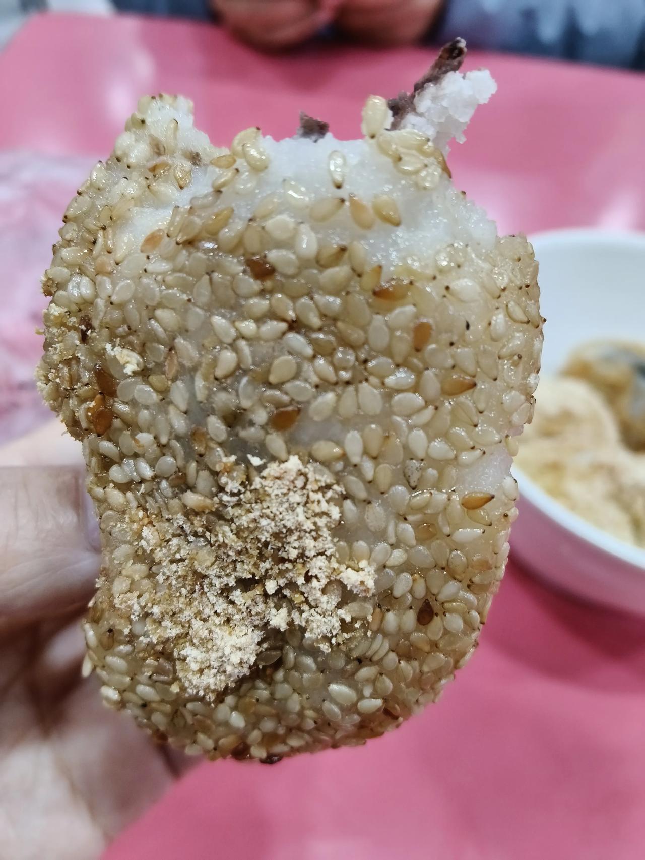 一个麻团3块钱,一碗元宵，6个7块钱。