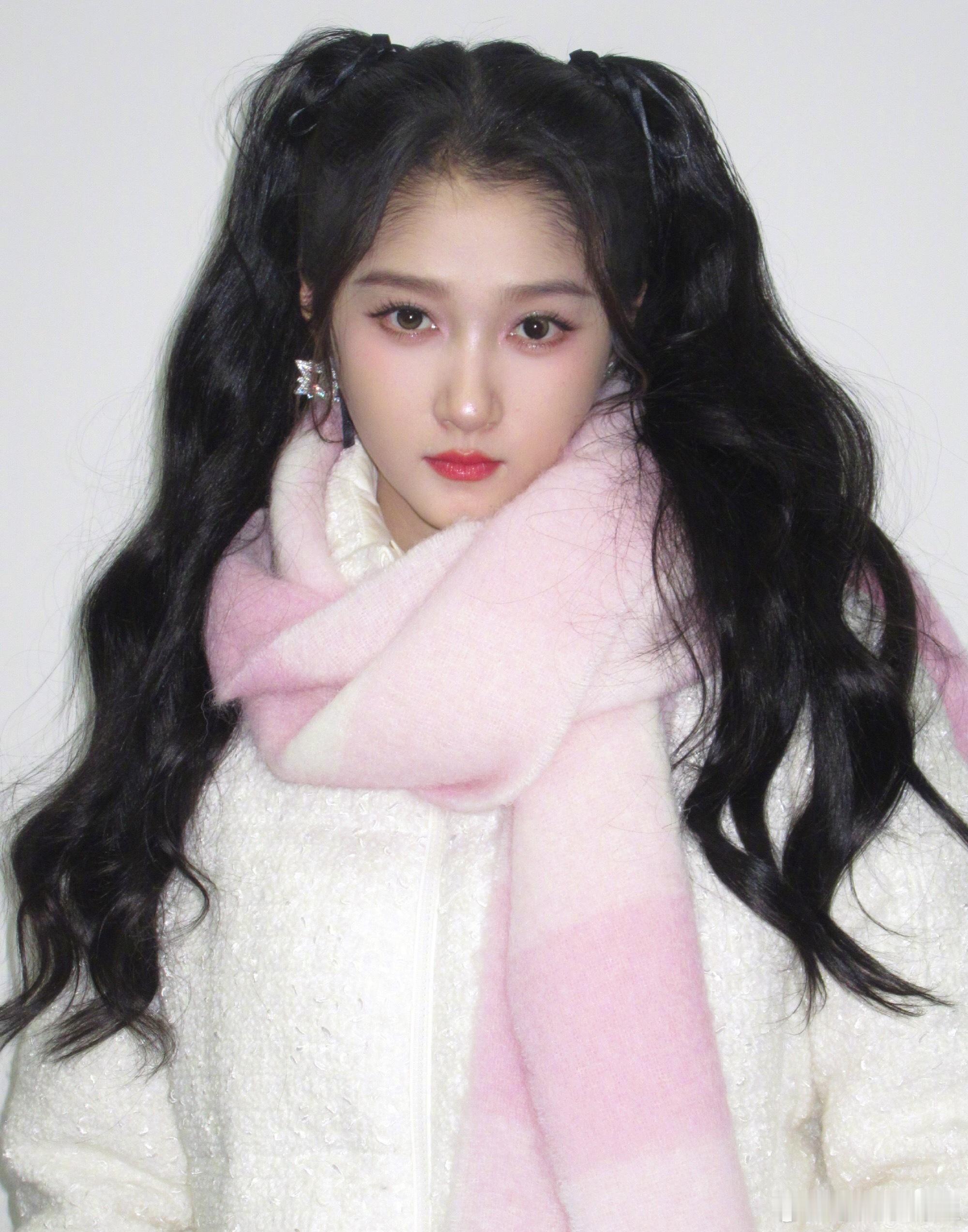 关晓彤浙江卫视跨晚打火机舞台可爱宝宝关晓彤好可爱 