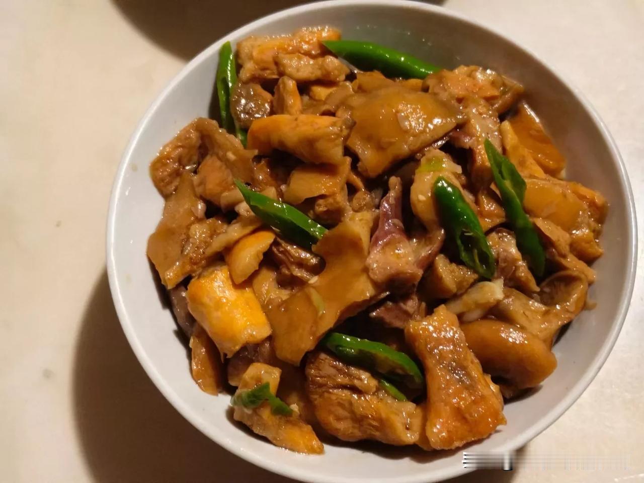 昨晚上吃剩下的菌子，今天中午饭继续吃了。雨还是下着，什么事情都不好做了。辛辛苦苦