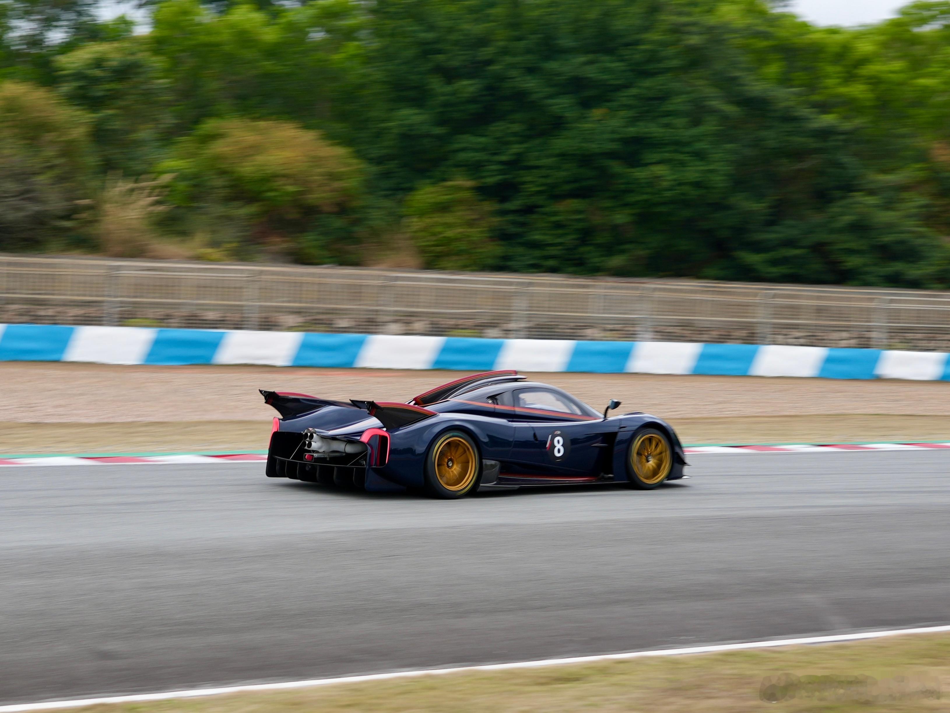 Huayra R跑起来比停着帅很多，大概是因为声浪的加成吧，高亢且洪亮，全油门出