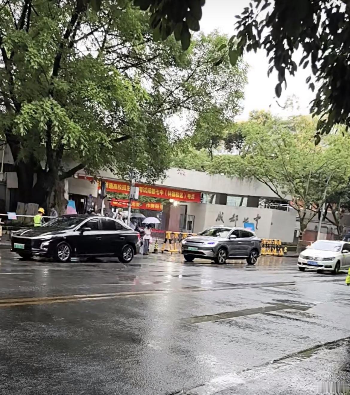 高考第一天，天气清凉，还有小雨淅淅沥沥地下着。早上8点，成都七中林荫校门口，很多
