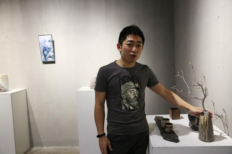 非遗育儿：在拉胚旋转中领悟“守拙”之道
景德镇陶艺大师直播教学引发热潮，参与亲子