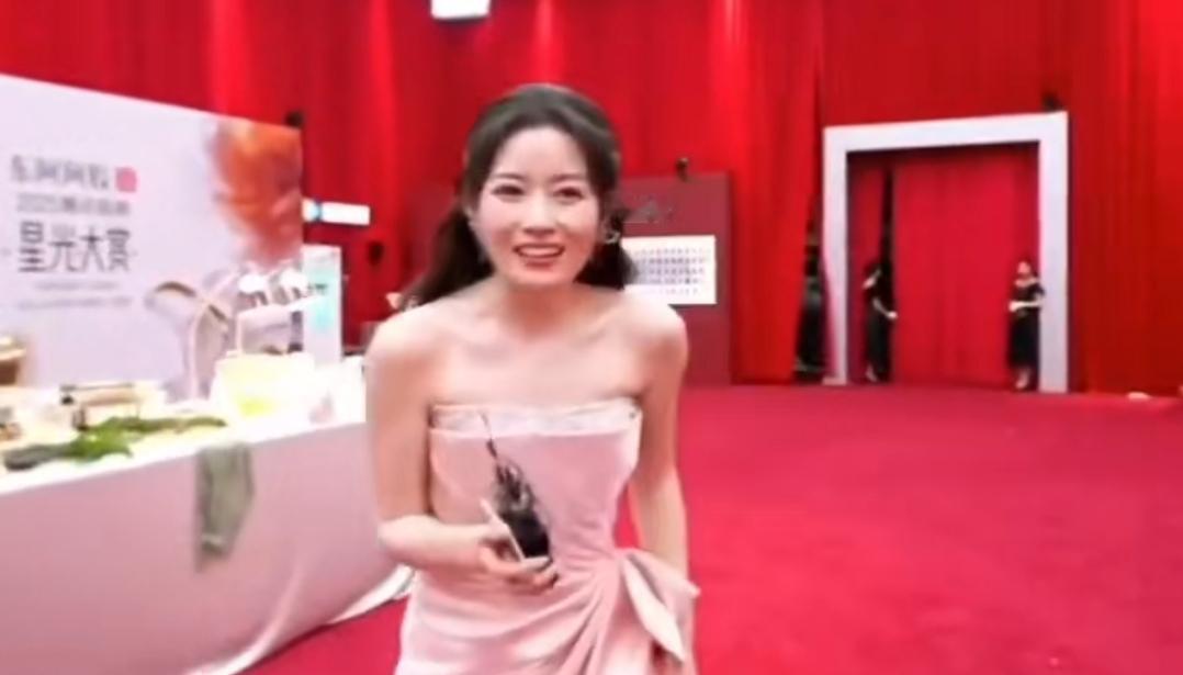 有网友把庞铮这次星光大赏的“翻车点”总结得明明白白：镜头和互动对贺峻霖不够友好，