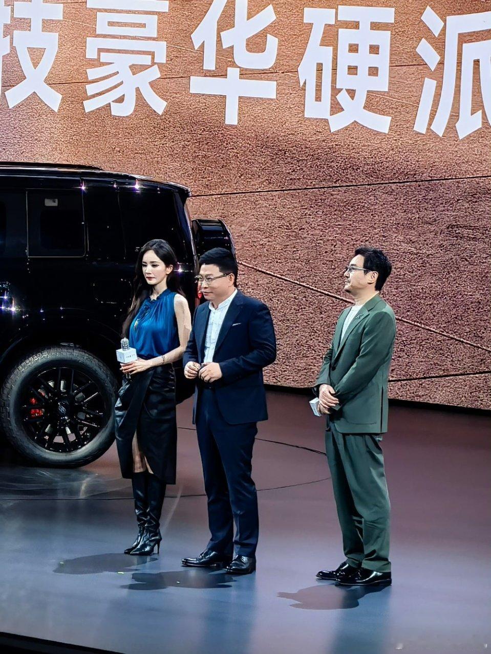 余承东站在沈腾杨幂中间沈腾杨幂余承东发布会同框🈶沈腾杨幂余承东发布会同框