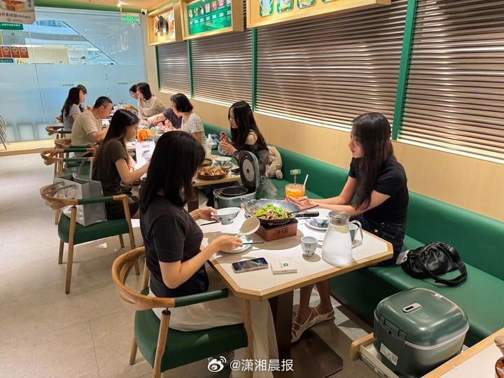 #为什么韩国人会爱上辣椒炒肉#【#辣椒炒肉成老外热门打卡项#】周末的上海新天地，