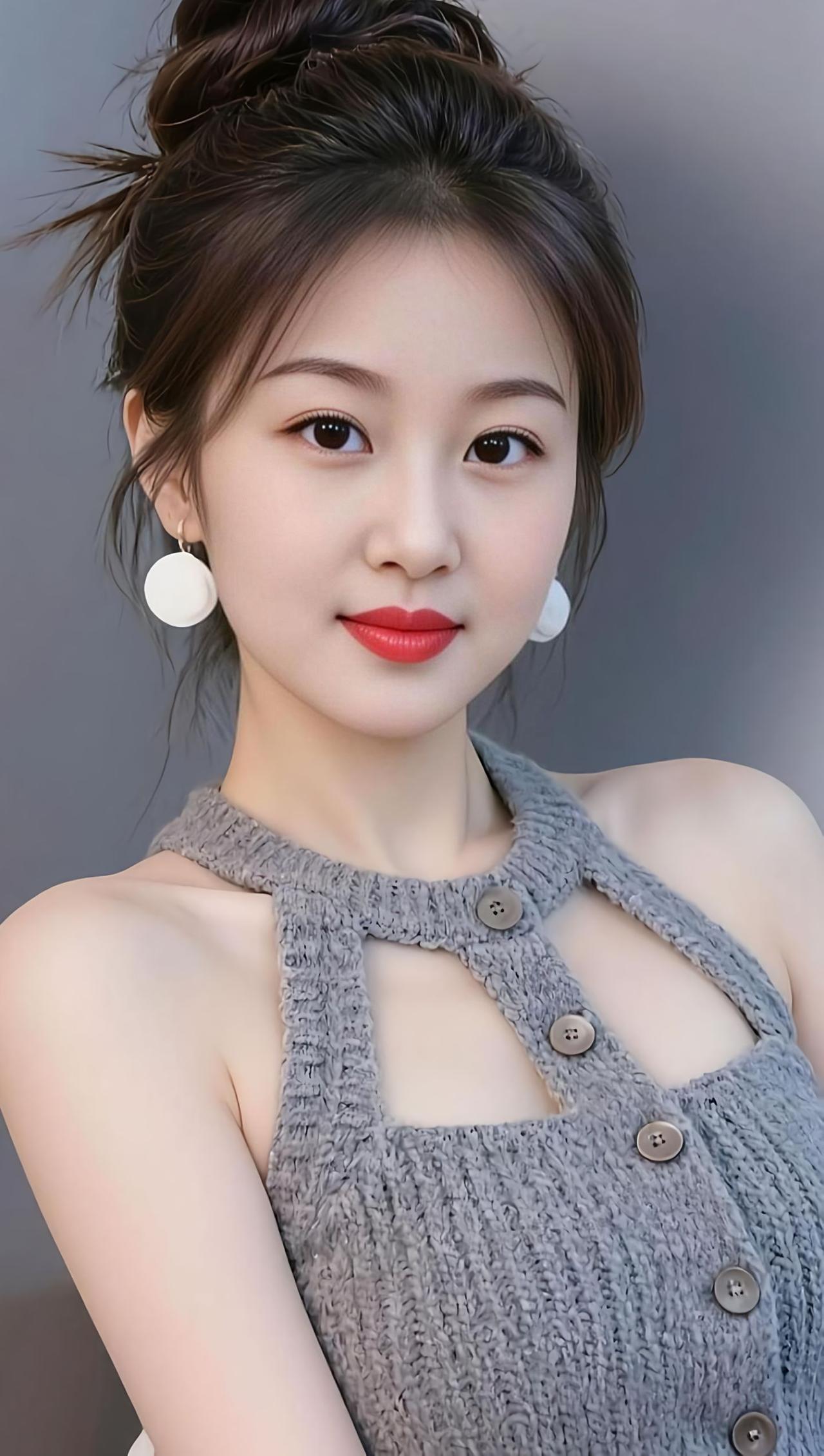 红唇轻启，笑靥如花。