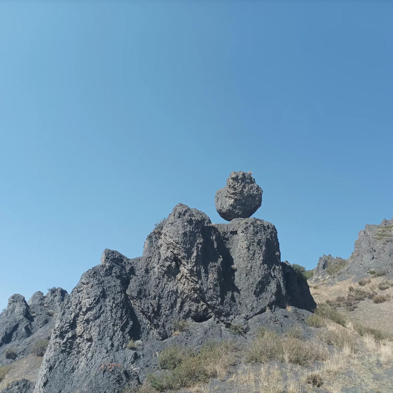 悬石

停车场走到悬石处，预计二公里多。
大自然的上天恩赐，值得亲临观赏。
[比