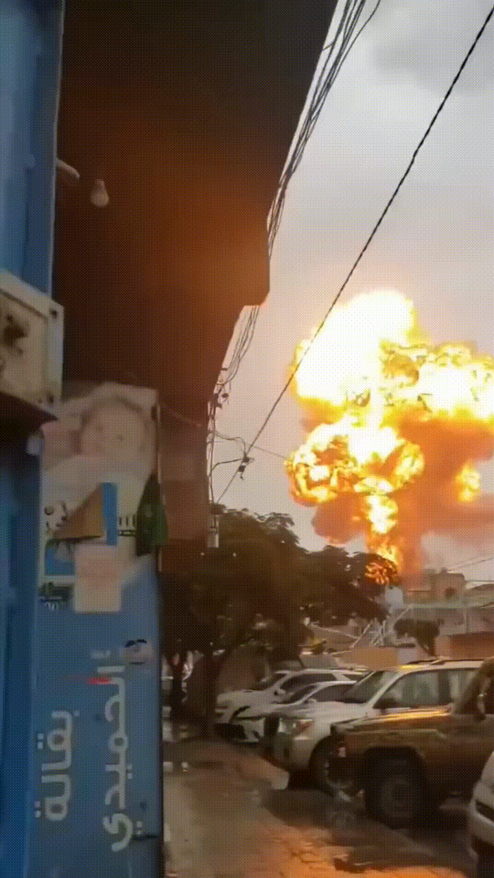 【以色列空袭胡塞武装控制区】
    8月22日，胡塞武装动用一枚“巴勒斯坦2”