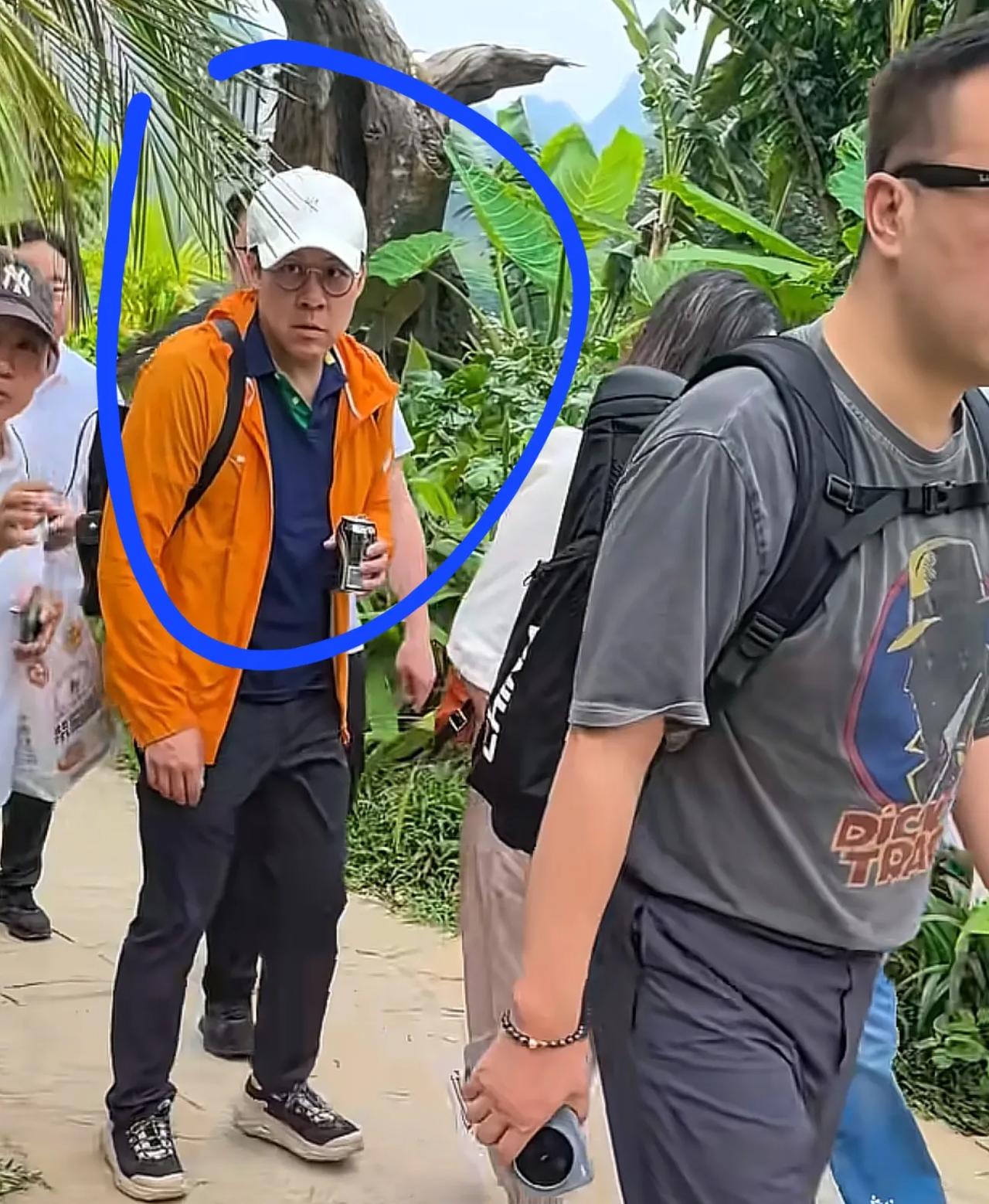 清明假期叠加复活节假期，霍启刚特意抽出时间，带着 12 岁的长子霍中曦、7 岁的