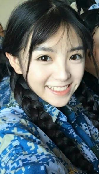 网友晒田曦薇初中毕业照 美女就是美女，小时候是小美女，大了是大美女。 