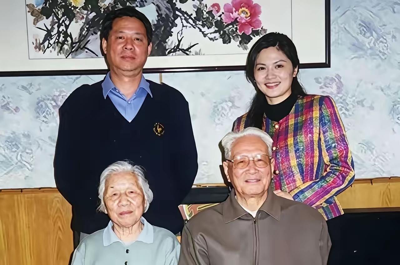 2007年，90岁的张震将军两鬓染霜，身旁是夫人马龄松，儿子张宁阳与儿媳站在后面