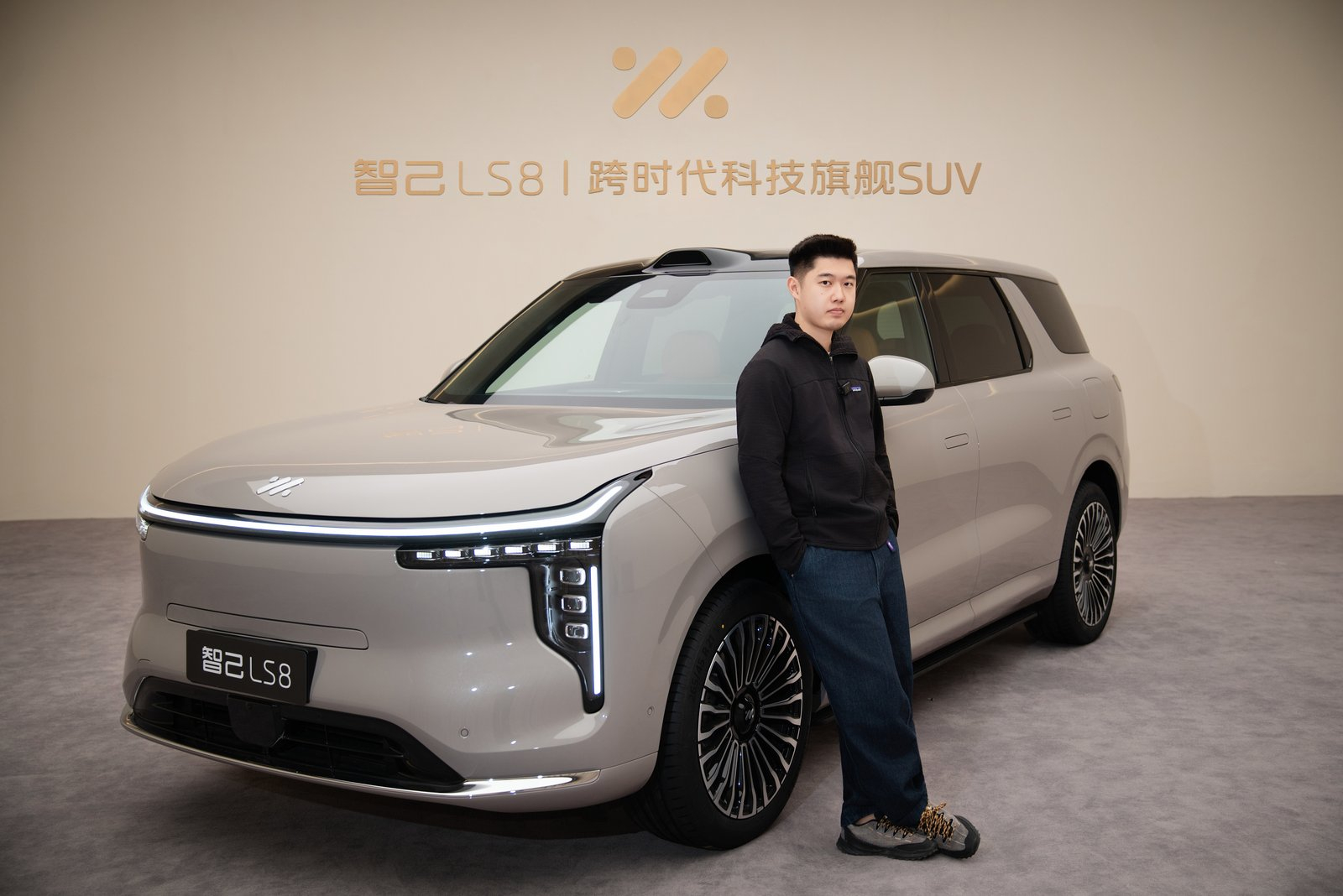 智己LS8预售发布定档3月26日今天去拍了智己LS8 我一开始以为是六座，一开门