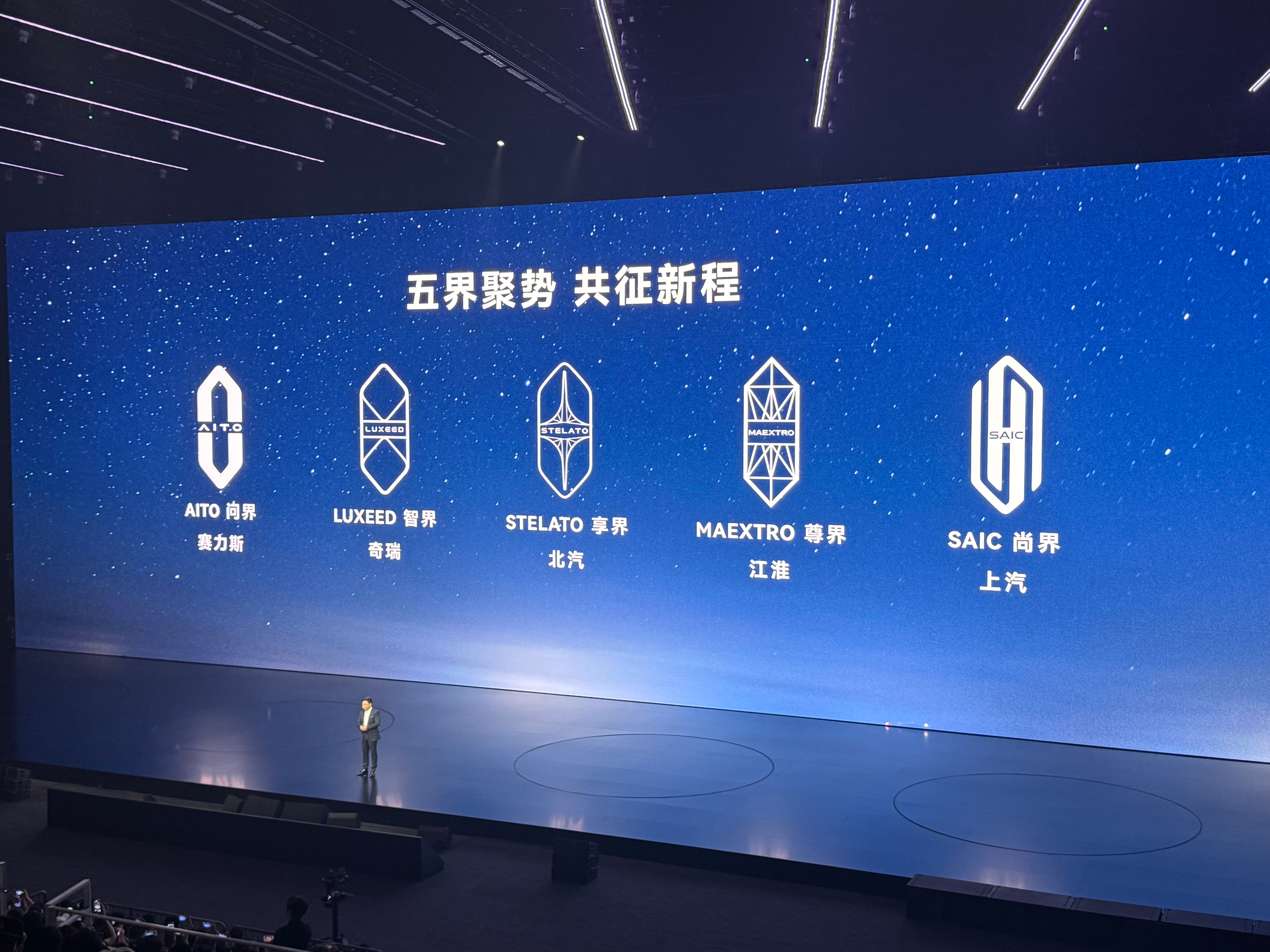 一如当年做手机啊，在内外部层层重压之下，还是火力全开了。 ​​​