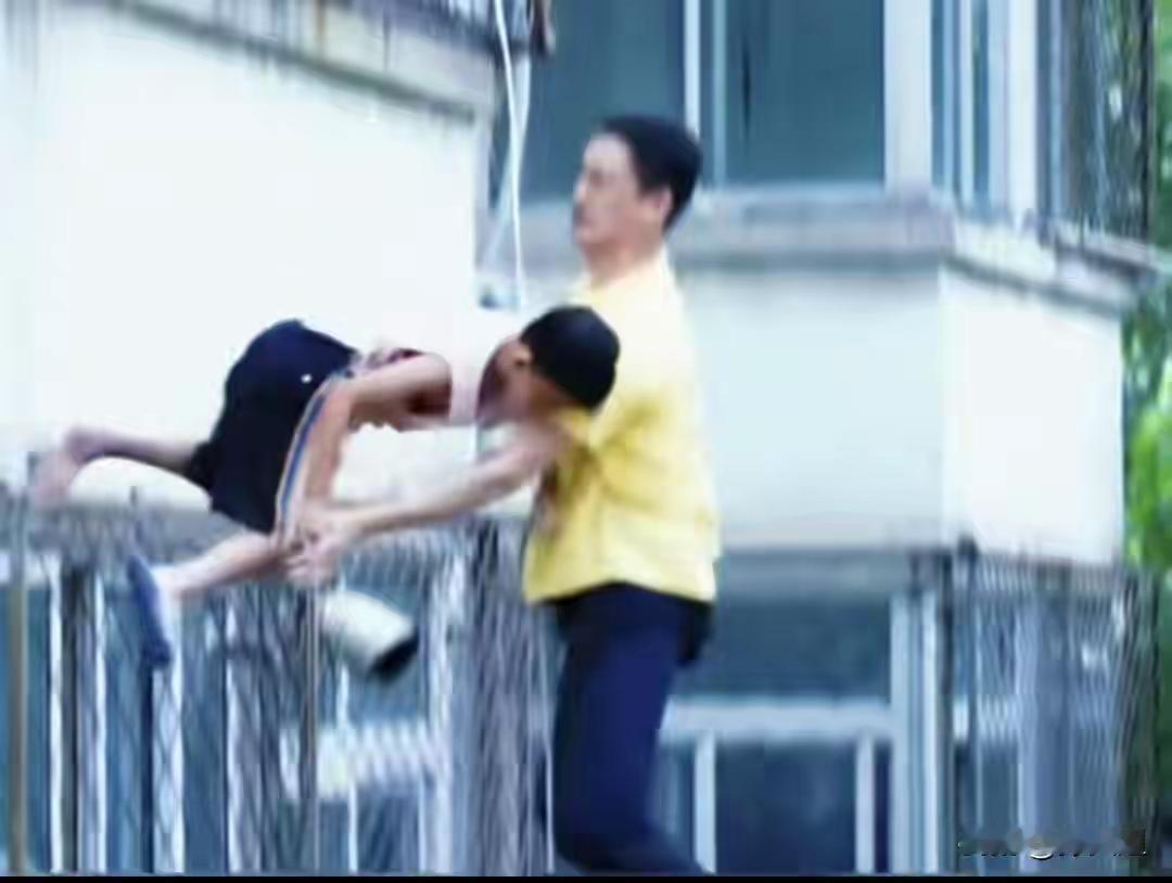 勇敢的外卖小哥：危难时刻勇救悬窗男孩
某个平常日子，一名外卖小哥送餐途中，手持手