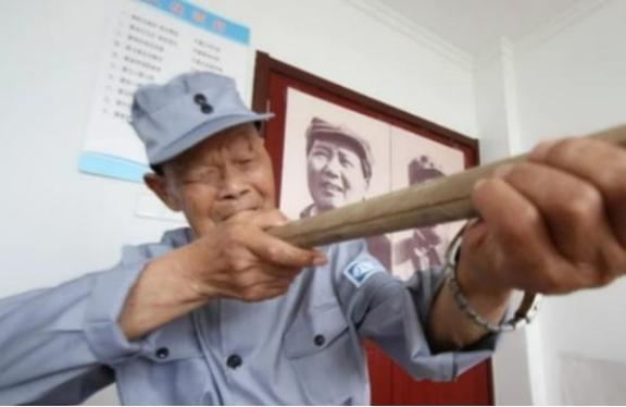 1956年，35岁农民咳嗽10年，竟拒绝就医，一天，他突然用力咳嗽，“哇”的一声