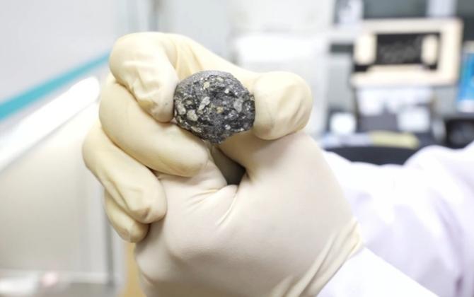 人类第十一种月球矿物！中国发现 “铈镁嫦娥石”
2026年4月22日，自然资源部