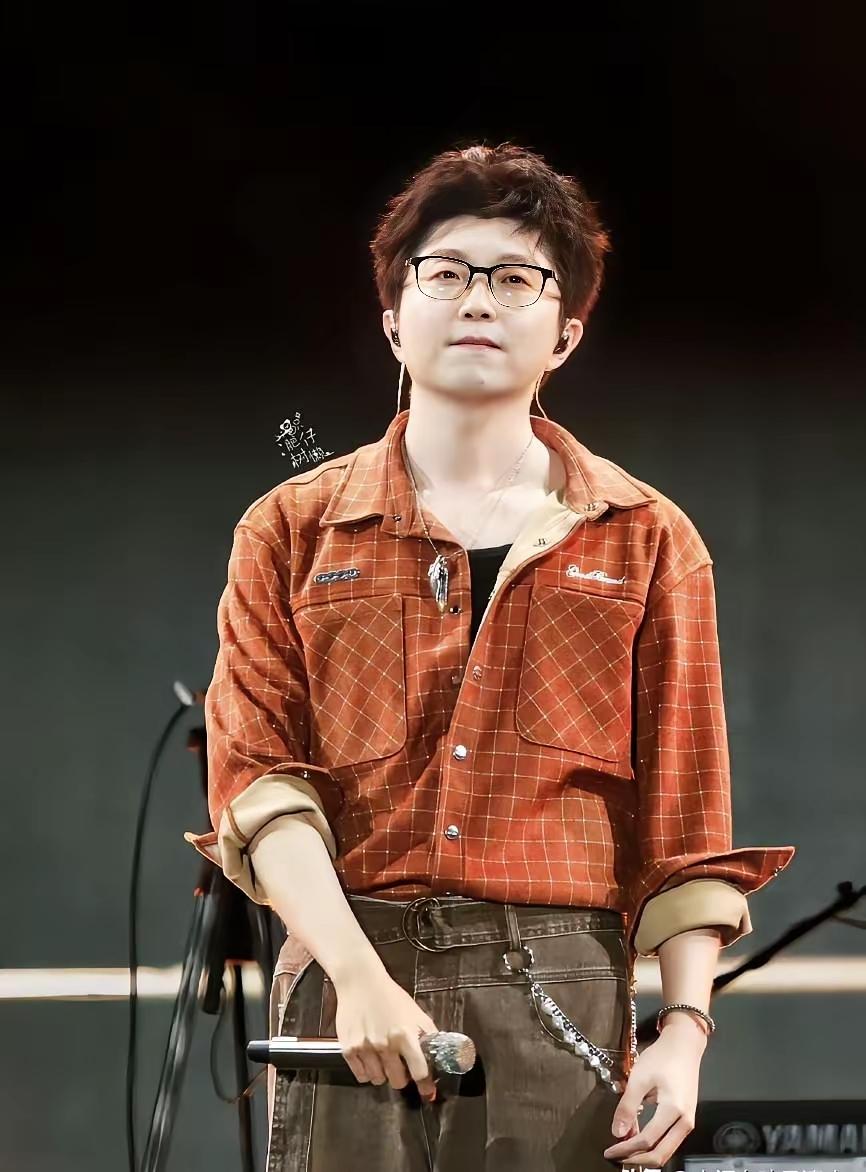 毛不易的舞台细节，藏着娱乐圈最缺的“钝感力”
 
看他和沈佳润的舞台回放时，慢放