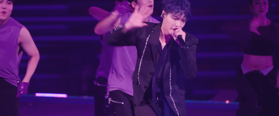 #张艺兴#他的每一次出现，都能引起粉丝们的尖叫和欢呼。他的笑容，他的眼神，他的一