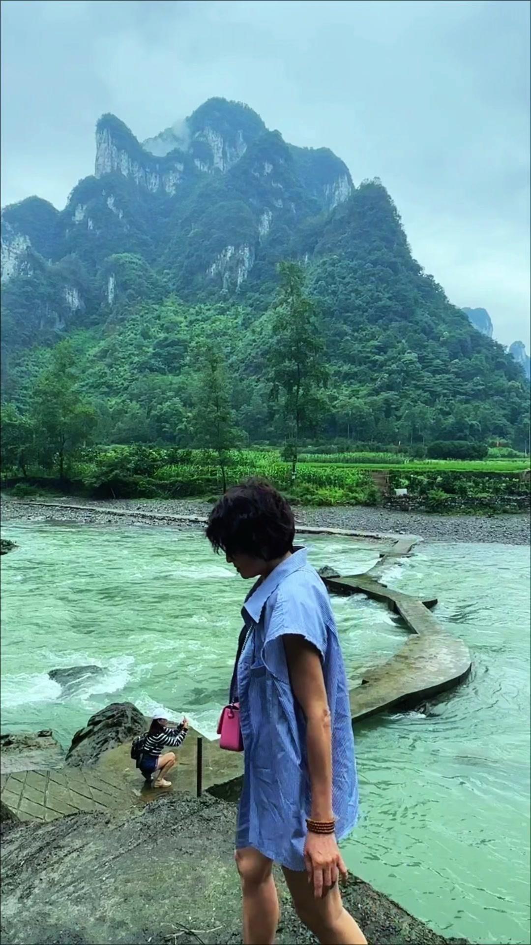 山林环抱间每一处景致都恰到好处，连流动的溪水都清得透亮。
风裹着山野的气息拂过，