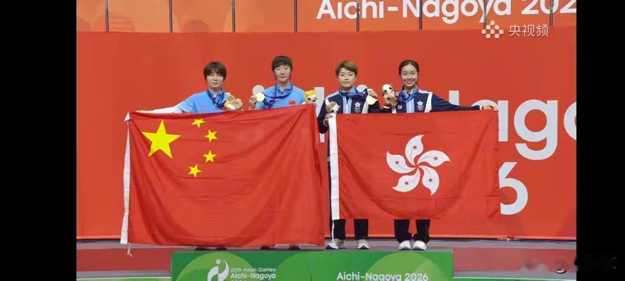 泪目！杜姐和吴咏琳和国旗合影了！我们是相亲相爱的一家人。
女双颁奖结束，获得季军