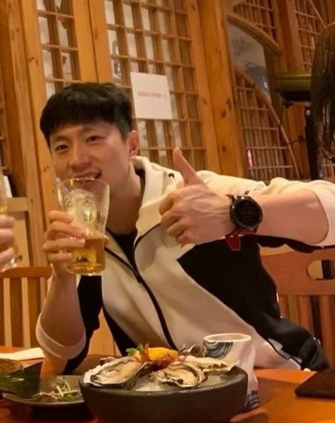 但是这张的刘海也好好笑啊。。。。。咋给我孩子一刀剪成瓜皮头了 