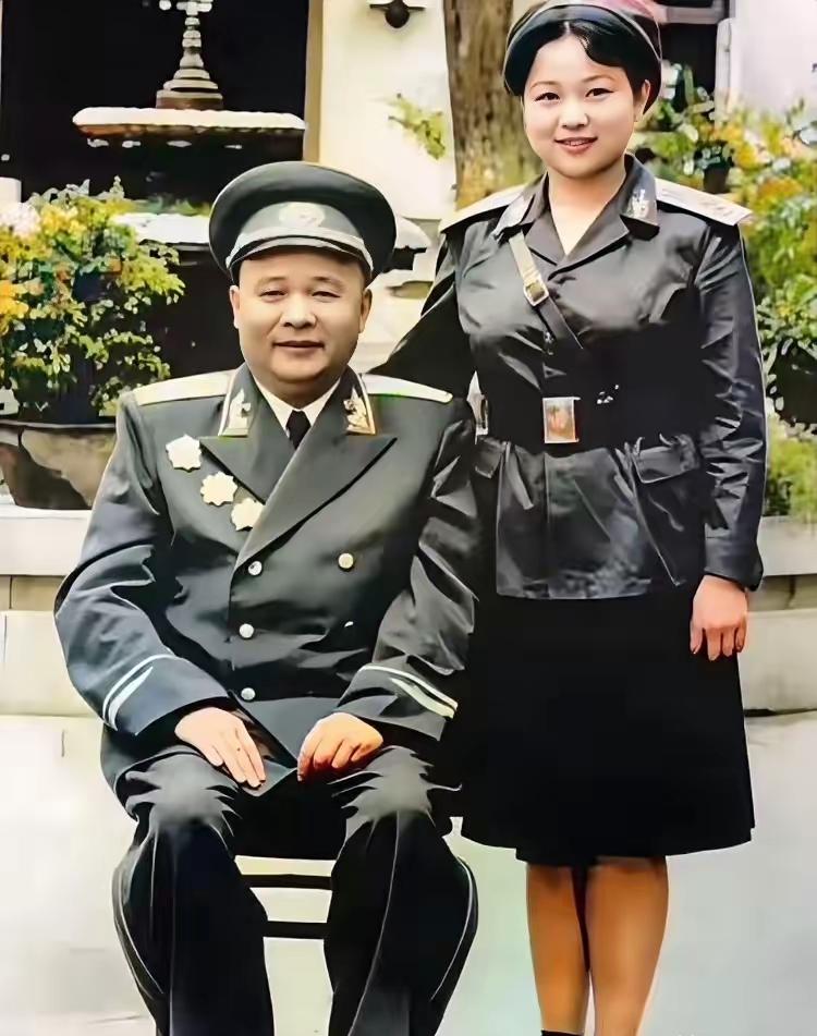 这是一张徐文惠与父亲徐海东大将的留影，照片拍摄于1961年“八一”建军节，画面温
