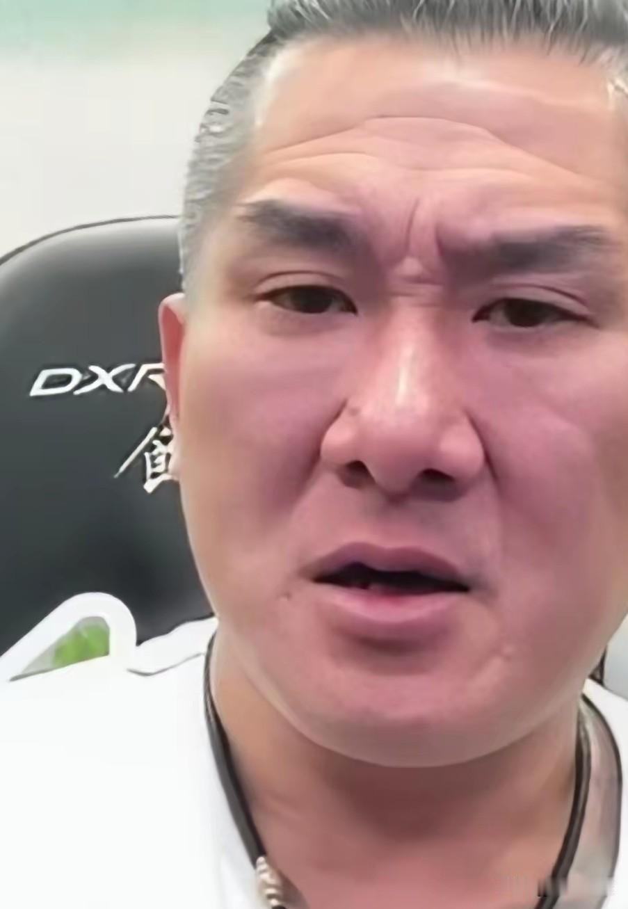 炸了！
馆长直播时落泪
直言以前他骂人如何狠
现在就被人骂多狠

谁敢信啊！之前