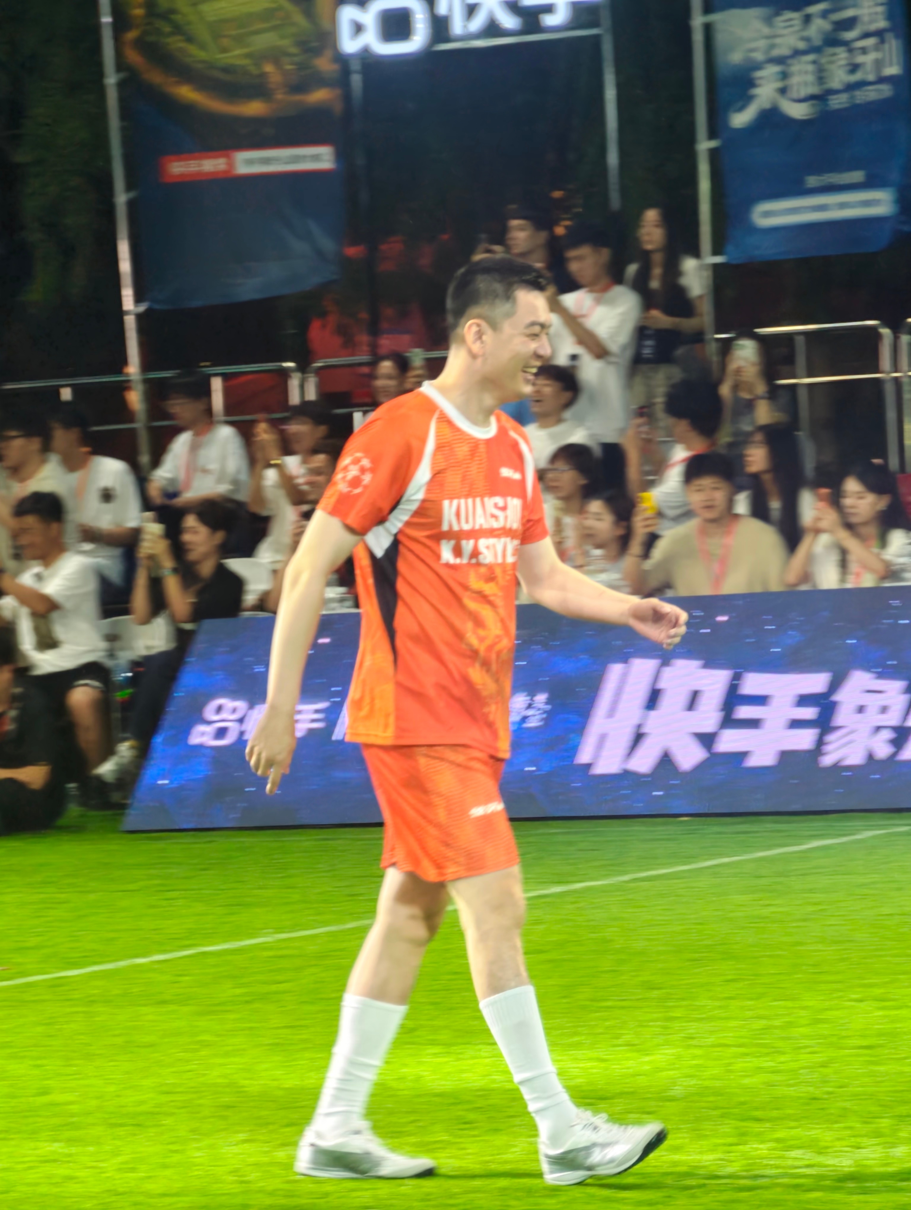 以我们杨鸣指导的球商，当初坚持踢足球也会是一位优秀的足球健将，高低拿个足球先生。