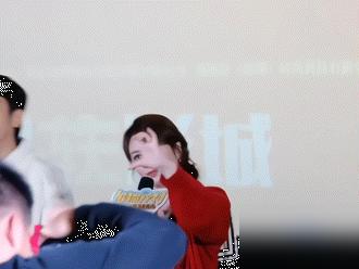 马丽的表情，真是比春晚小品还精彩。
本来是跟粉丝的温情互动，丽姐温柔地比了个心