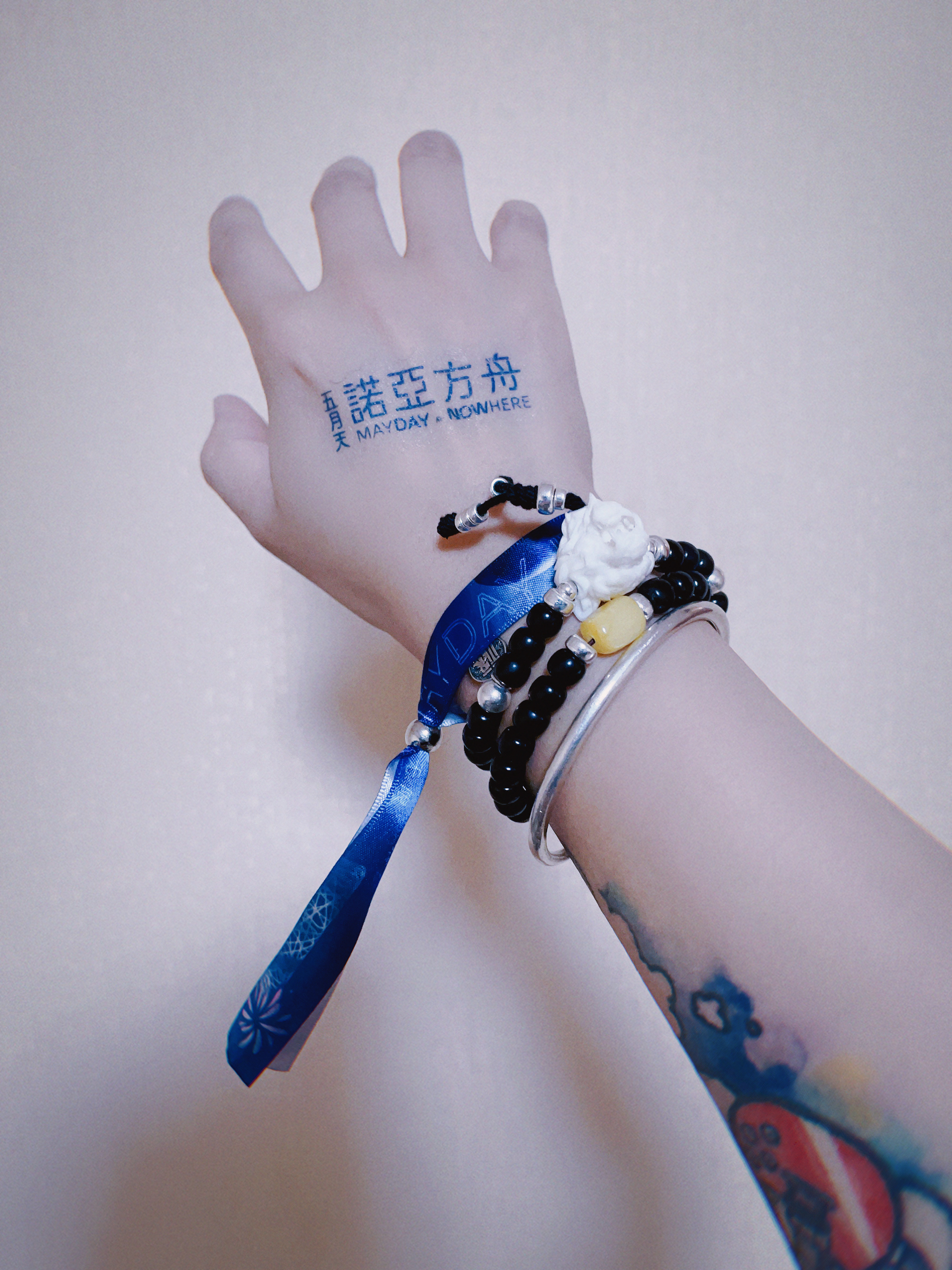 身体睡醒了，人还在放空。我们多久没见了？1305天。三年半，这期间发生太多事情，