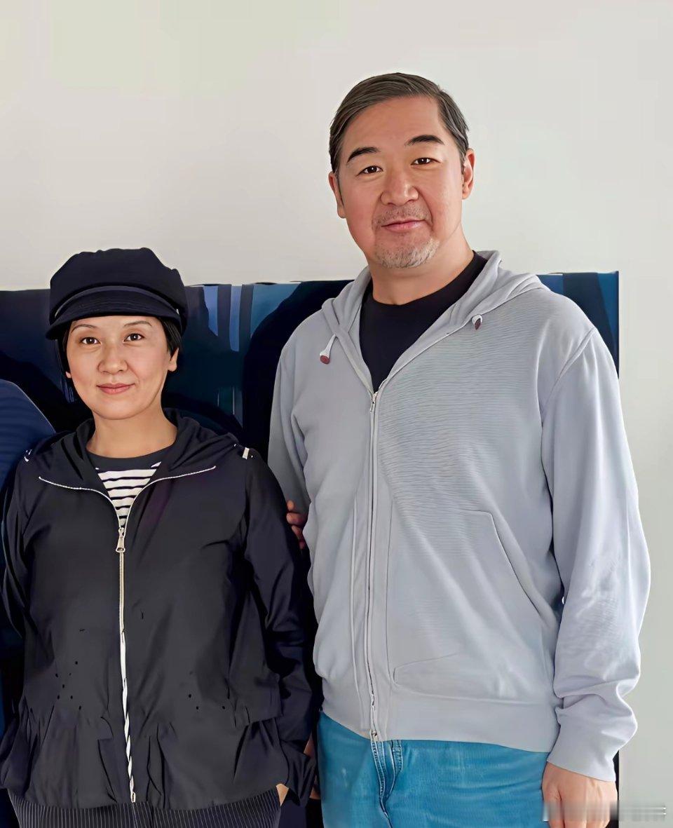 张国立跟老婆邓婕去天津朋友家做客，两口子穿着平常衣裳，一点没大明星架子！他俩都七