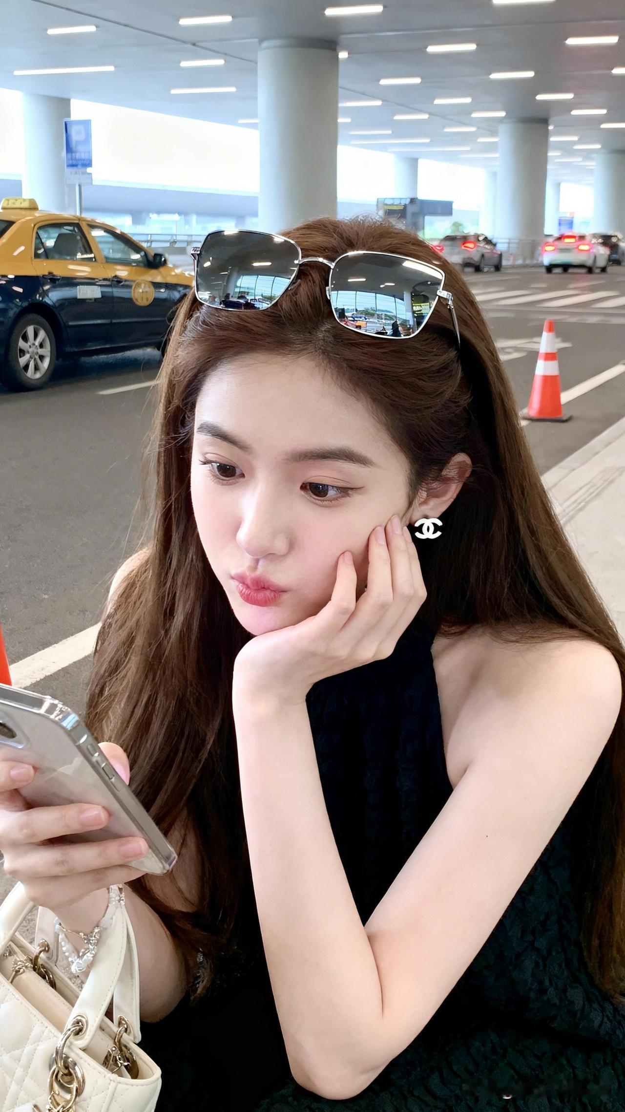 镜中人影动，车外景如画。女人喜欢一个人，会有什么表现 机场候机，手机在手，时尚随