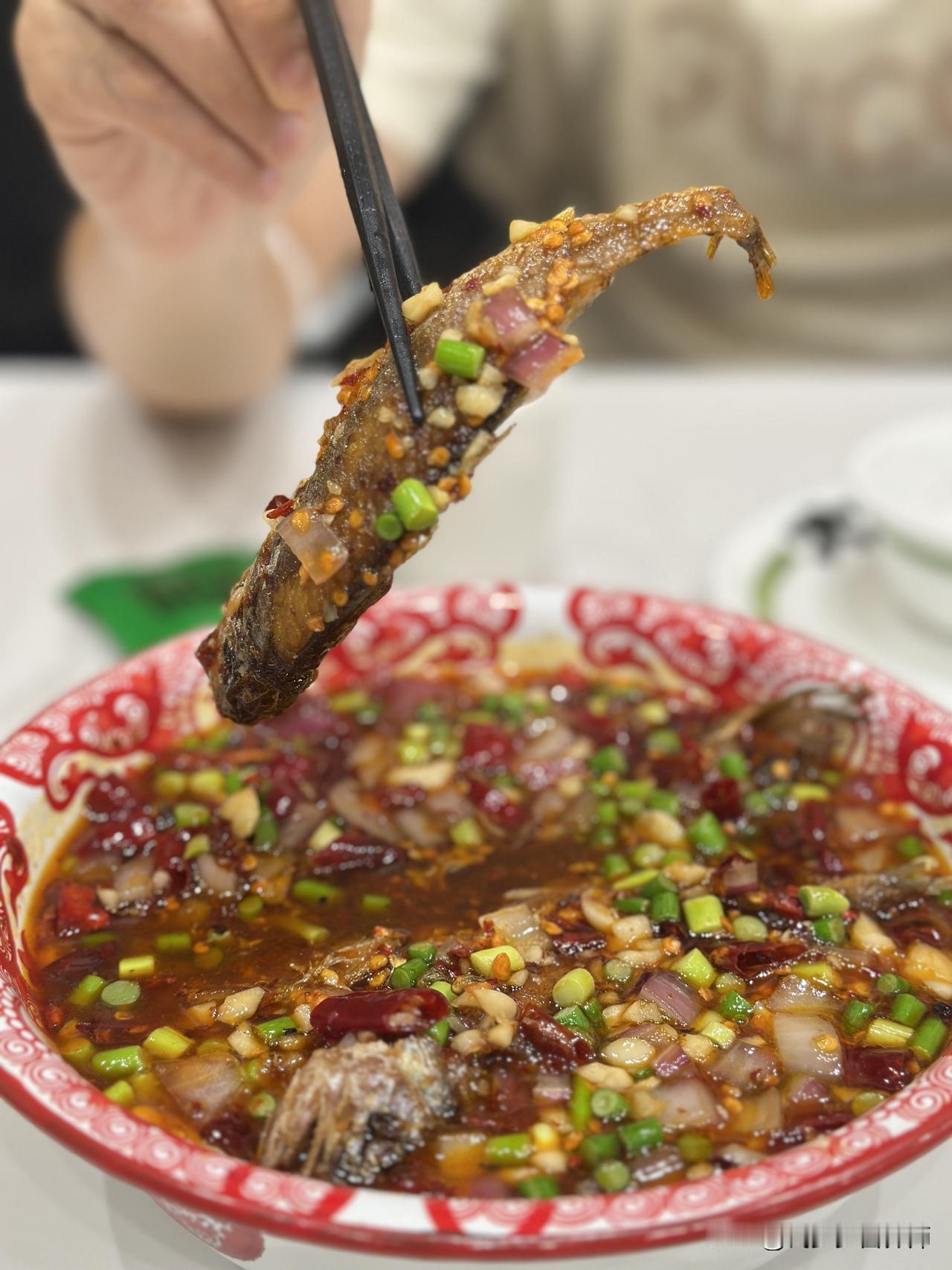 早就听说去景德镇必打卡的地标美食欧记大排档终于在北京开业了～
打卡～秘制小黄鱼好