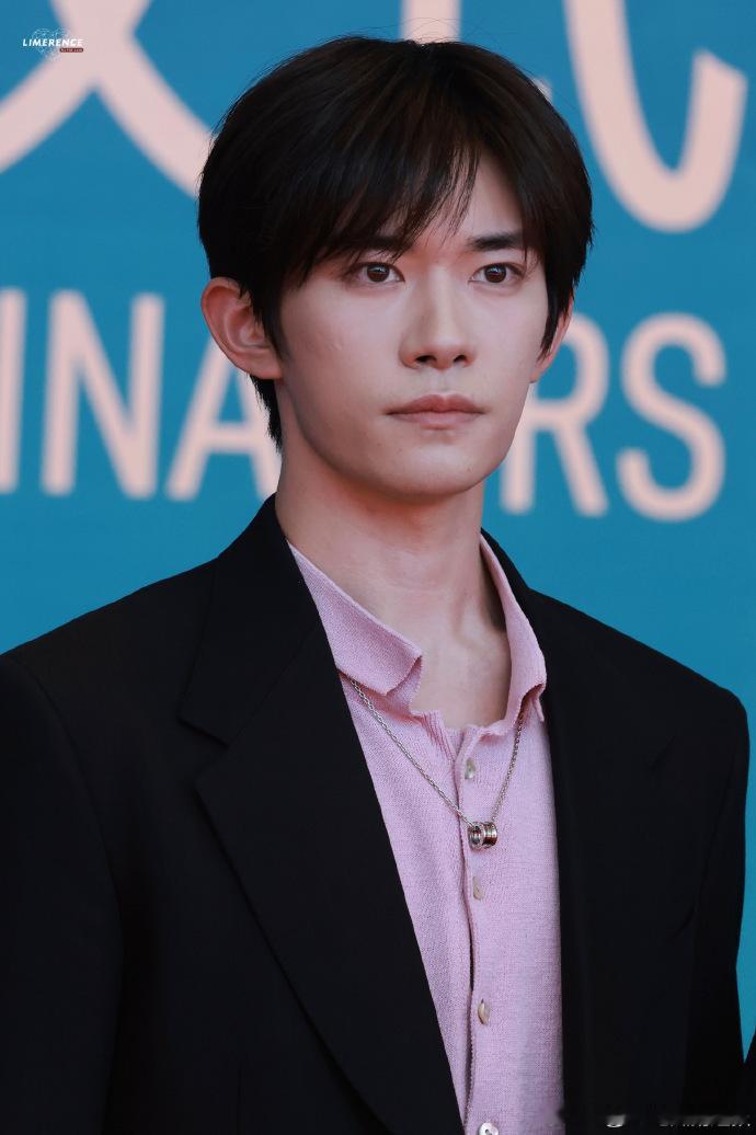 易烊千玺黑西装配粉色针织衫！温柔与酷感完美平衡，时尚表现力满分。 