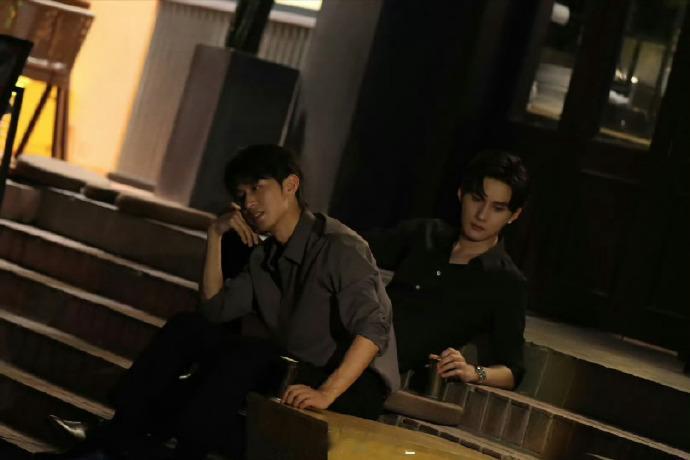 李沛恩江衡晒合照 被李沛恩江衡的造型适配度狠狠惊艳！暗黑系合照张力十足，气场绝了