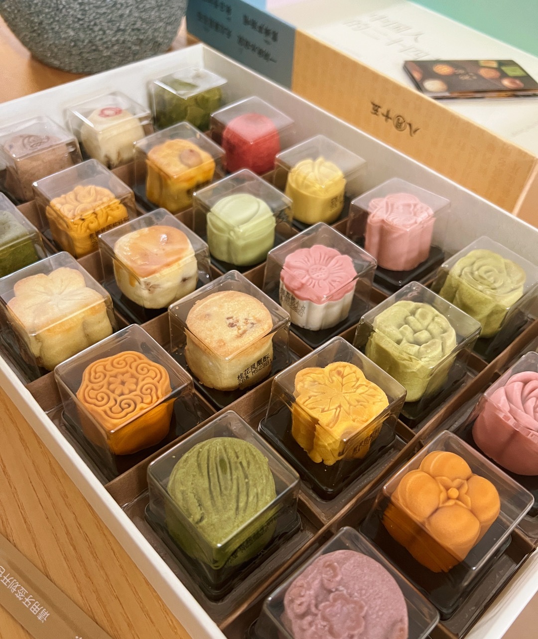中秋节快乐！今年大家都在吃啥馅的月饼🥮呢[笑而不语] ​​​