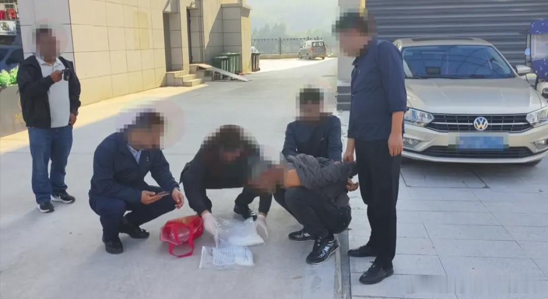 微博知名博主 陕西警方摧毁一特大贩毒团伙，抓获5名犯罪嫌疑人；抓捕现场视频：毒贩