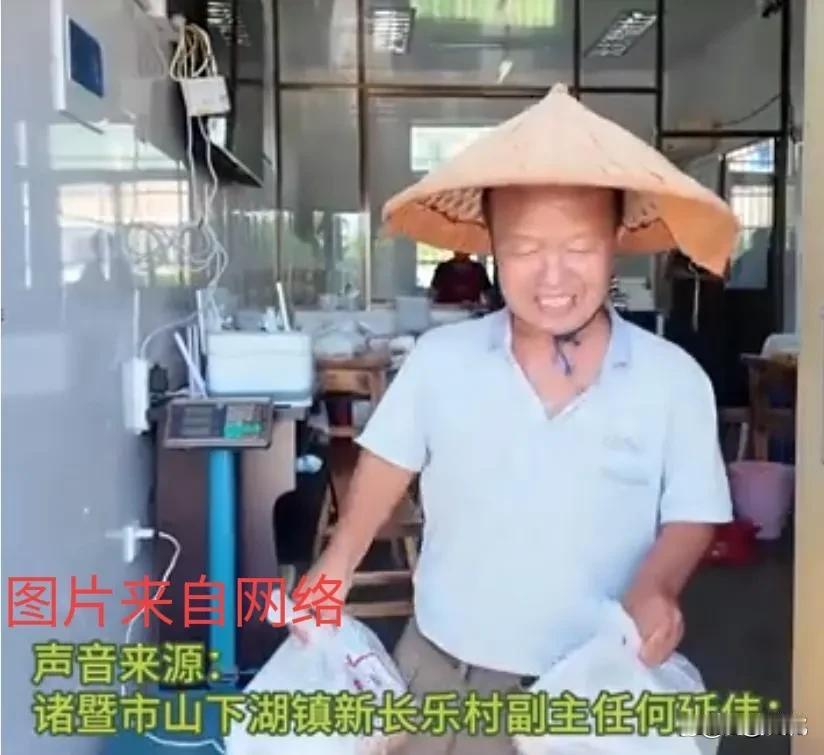 有爱带光的人，太阳般给予人光和温暖。
  王建祥这个1米3的先天性侏儒症，他五年