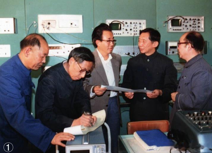 80年代核物理学家、核工业西南物理研究院名誉院长李正武（左二）和他的同事在实验室