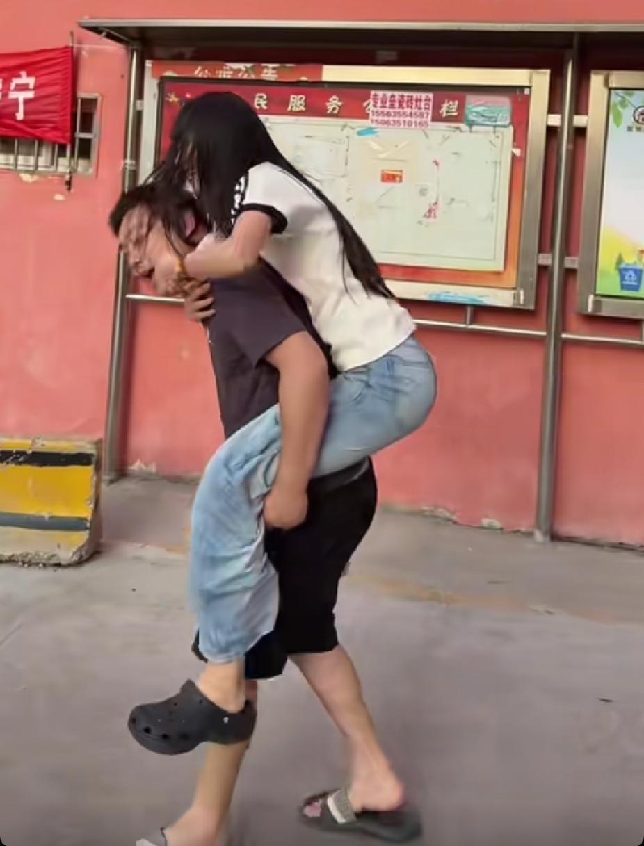 看到即将参加高考的女儿，内心充满了焦虑感，父亲的一个举动，让人看着瞬间泪目了。