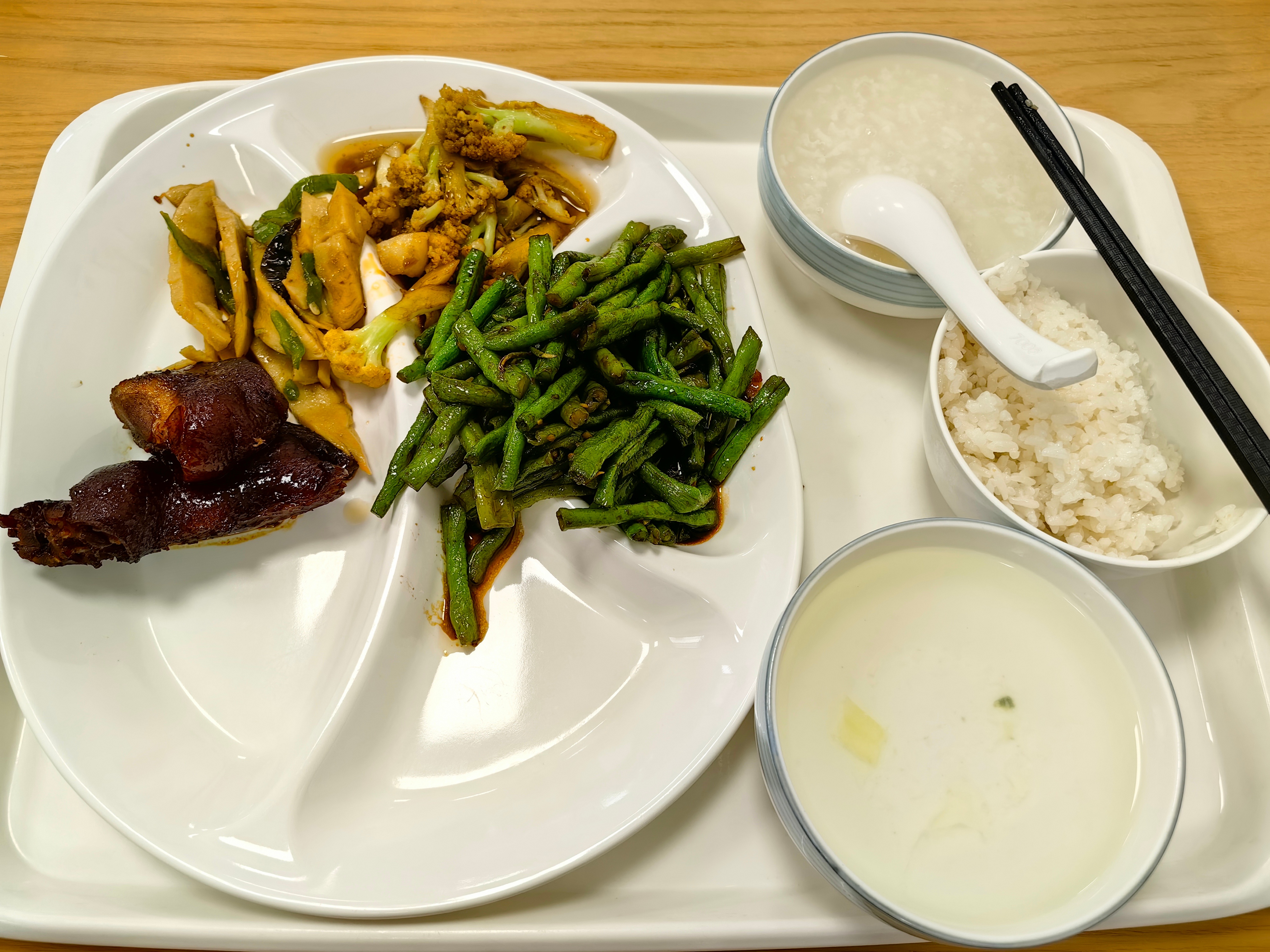 中午混哪个街道居委会的老年人食堂，称重算钱，22元，种类不少，看只有酱鸭能吃，还