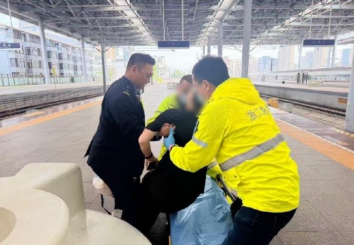 4月6日，宁波站接到G7669次列车长通知，车上有旅客突发身体不适，急需送医救治