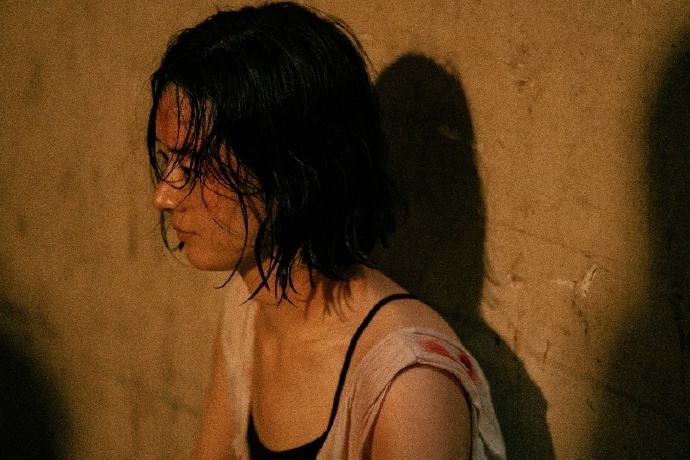 赵丽颖支起疲惫的脊骨赵丽颖高月香不诉苦不喊疼 赵丽颖支起疲惫的脊骨，高月香不诉苦