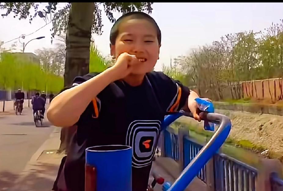 梁靖崑童年照太有梗啦
 
刷到梁靖崑小时候的照片，真没一下子认出来！不过仔细瞧，