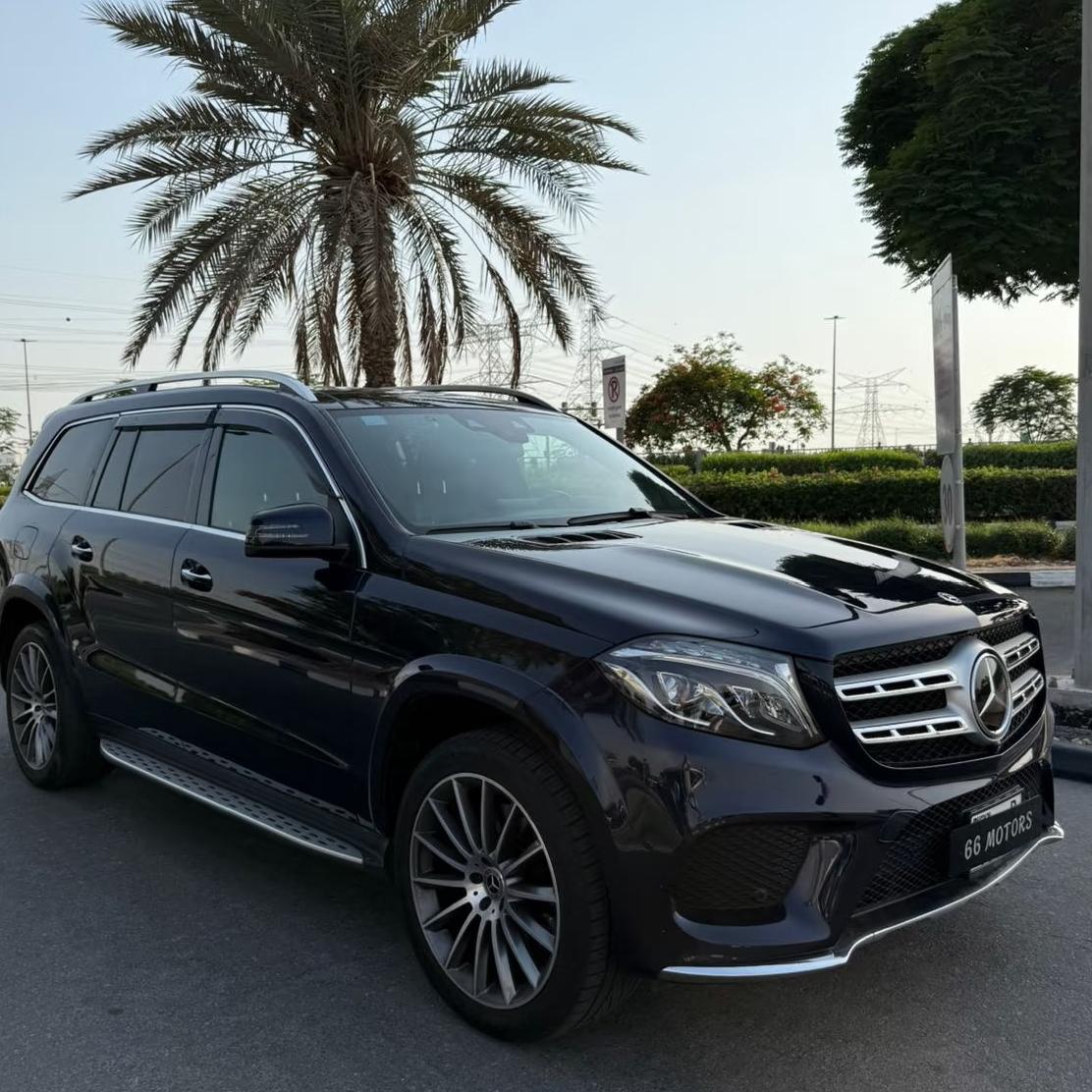 奔驰GLS550是一台把“公路豪华”与“全尺寸七座”强行揉在一起的巨兽：4.7T