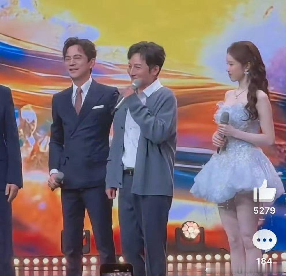 李维嘉何炅相拥而泣李维嘉回归湖南卫视 这波回忆杀太顶了！何老师喊“欢迎回家”那下