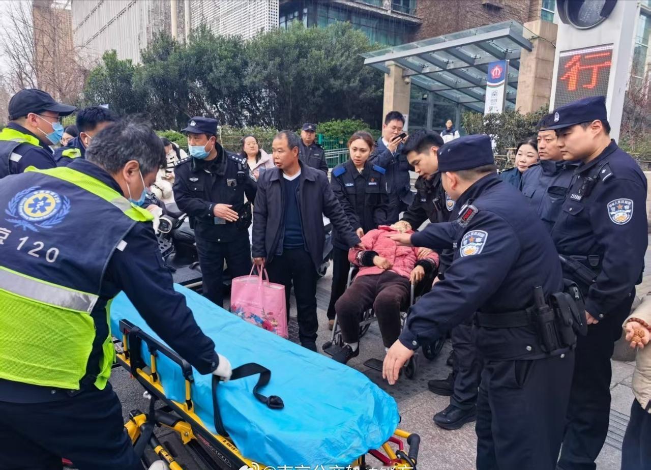 【乘客突发腹痛不适 地铁警力紧急救助】3月8日下午，秣周路站派出所执勤警力在大行