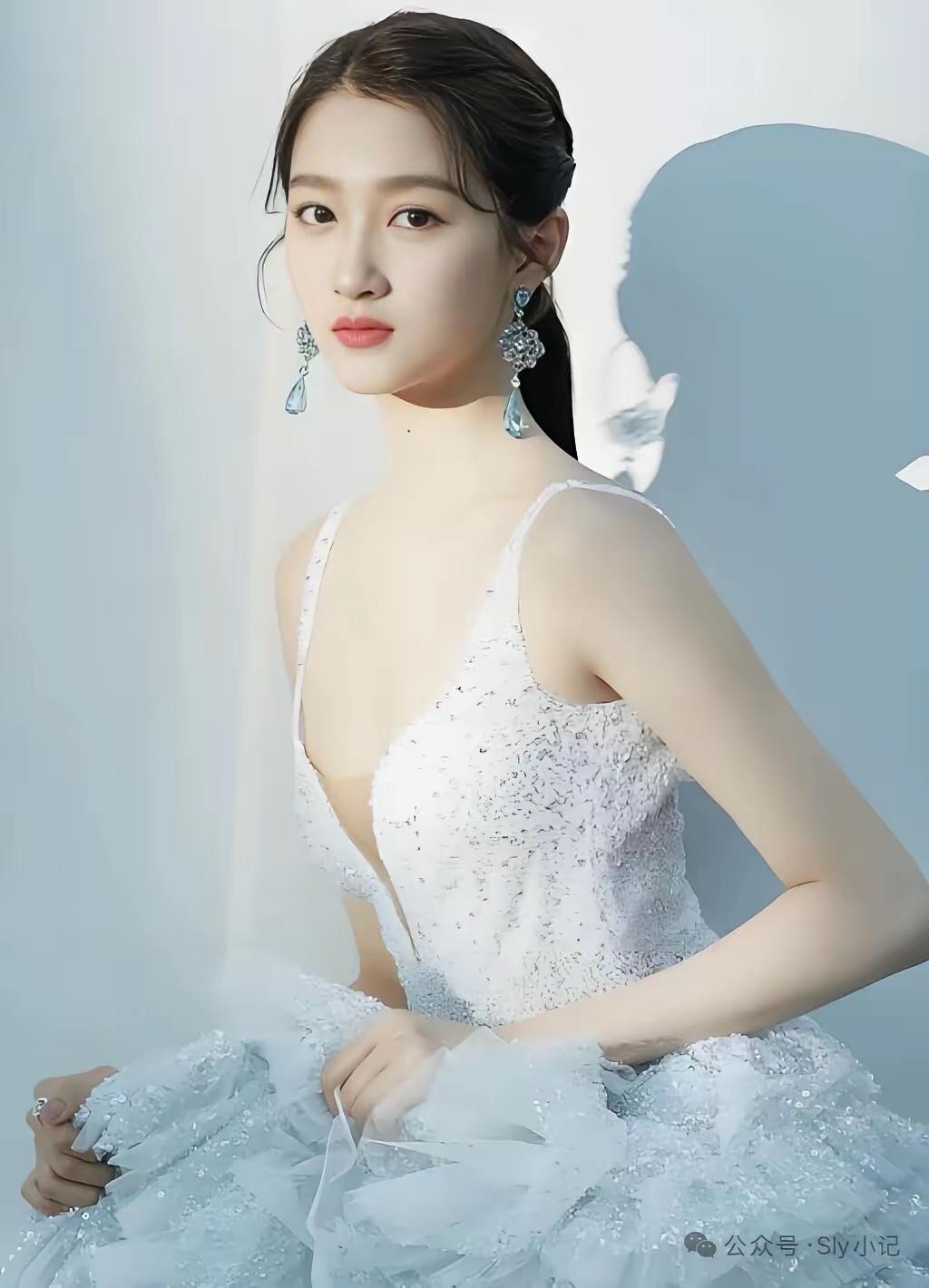 别再吹浓颜了！关晓彤用一袭白裙告诉你：东方美人的美，从来都在“留白”里关晓彤礼裙